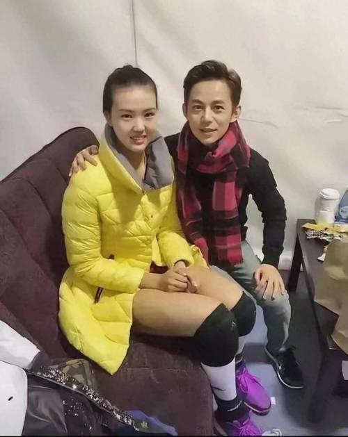 何炅虽然在身高上吃了亏，但他很会打扮，穿搭时尚又减龄，虽然已经51岁，看着就像4