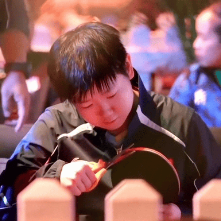 孙颖莎是在做手工吗？[笑着哭]孙颖莎像幼儿园小朋友在做手工一样认真地粘贴修剪自己