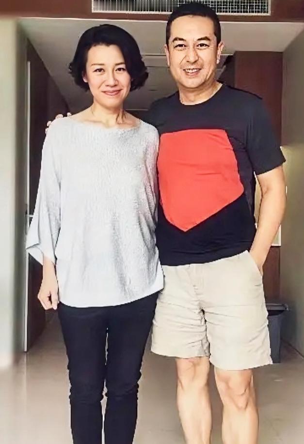张嘉译“大大方方”的搂着她的肩膀，根本不惧“绯闻”！ 娱乐圈里敢这么“明目张