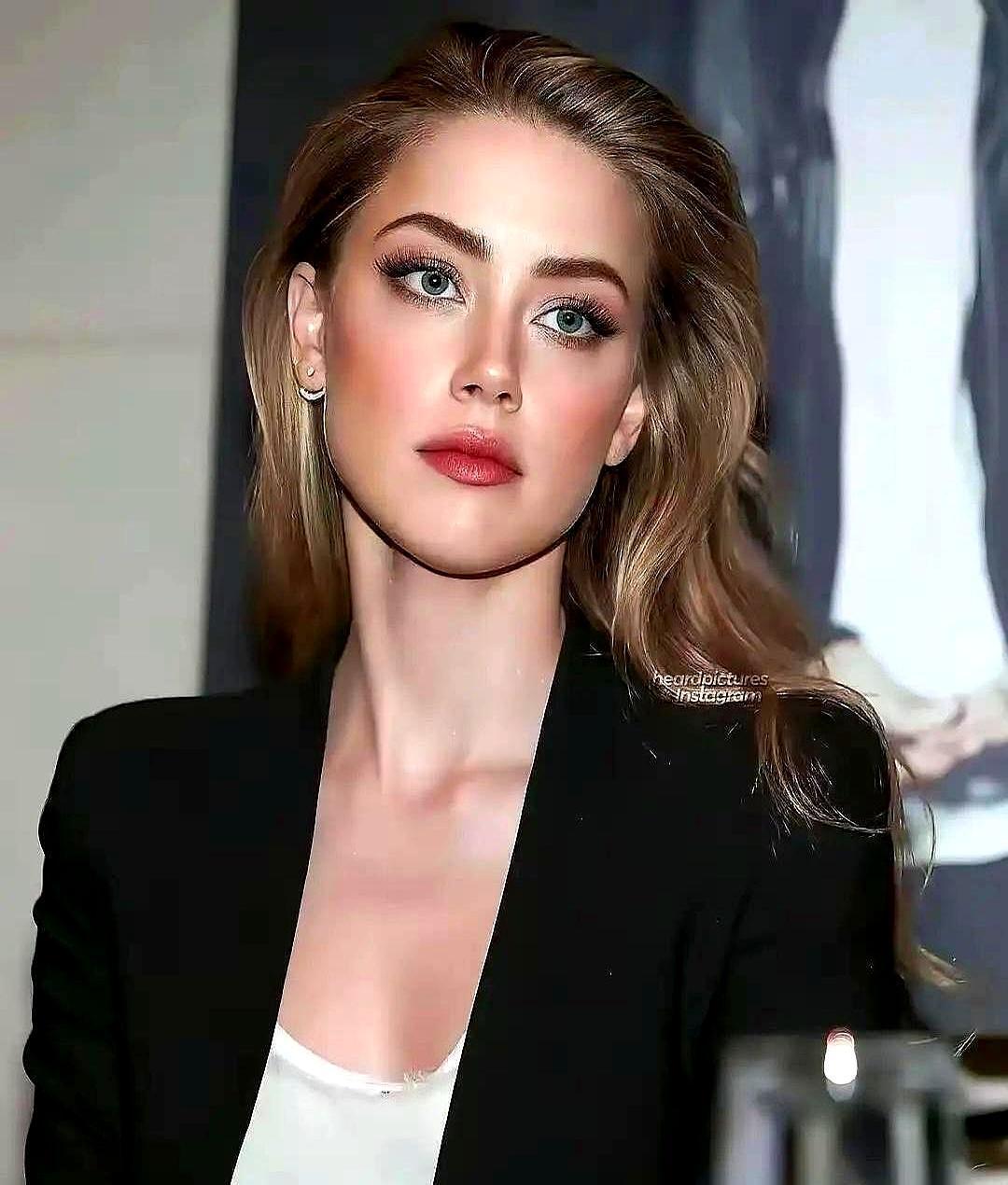 马斯克为她威胁好莱坞，她只剩11句台词。很多人不知道，他和艾梅柏分手后，依