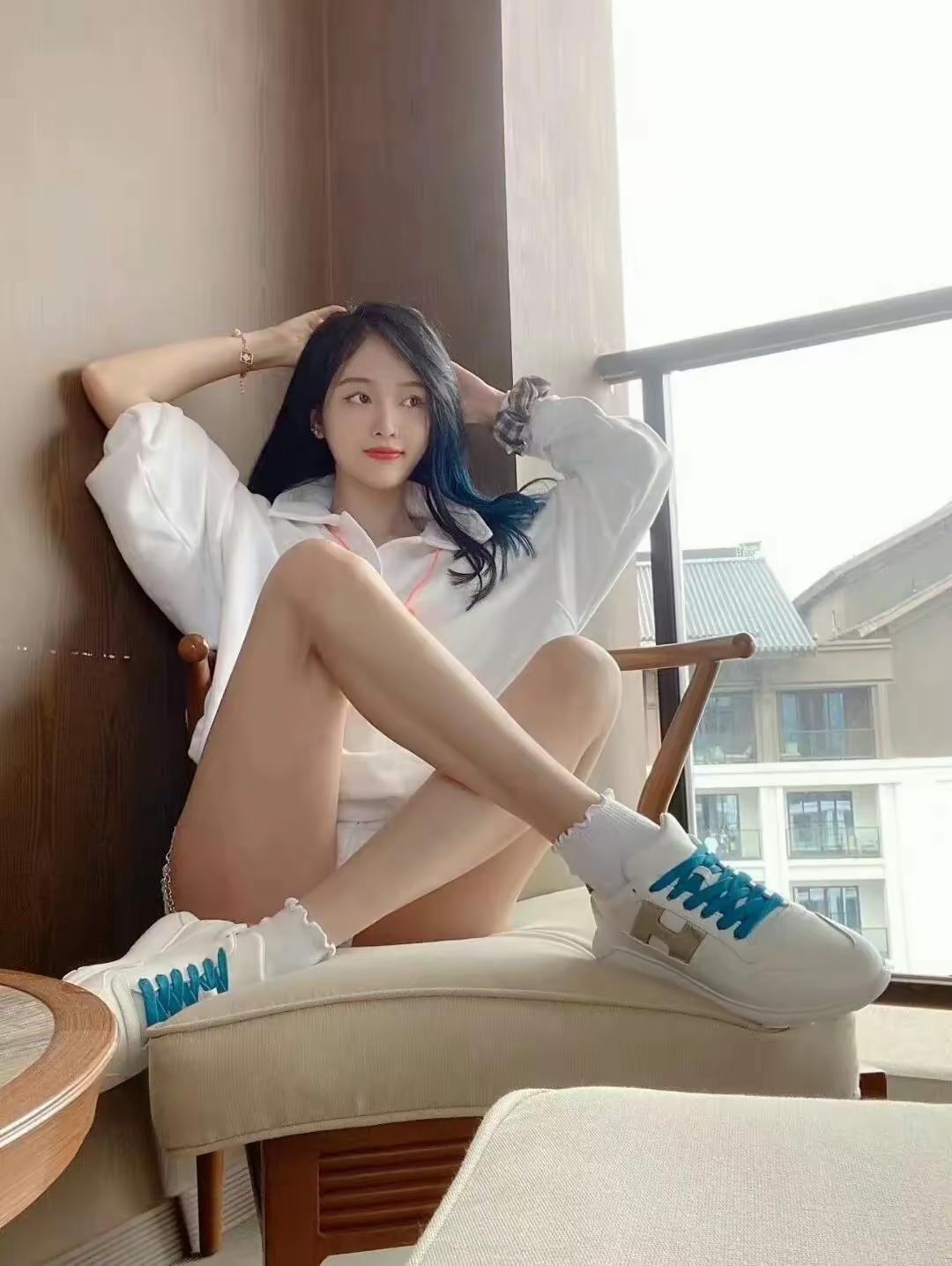 阳光洒进来的午后，慵懒的少女在窗边享受时光。女孩子怎么穿搭既时尚又好看?女生怎