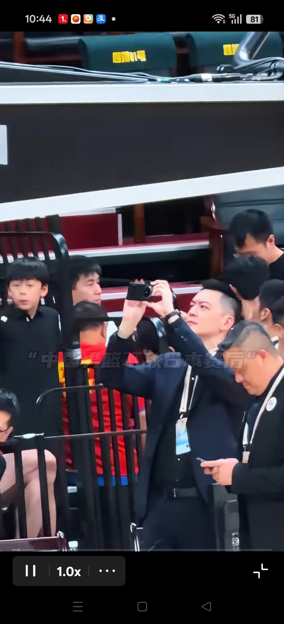 中国男篮沈阳惨败日本男篮。赛后杨鸣指导表情沉重，与王治郅场边交流。杨导，拍下