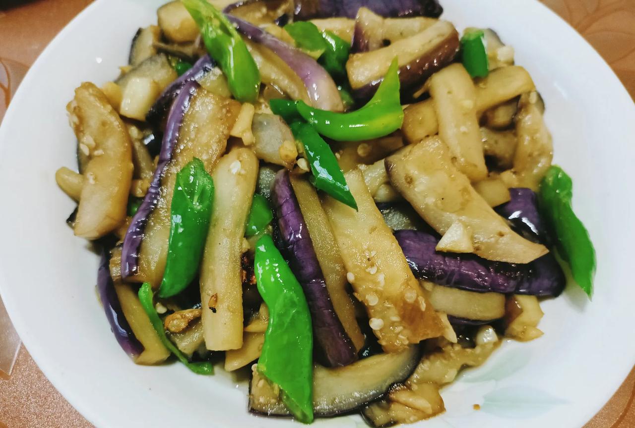 #我的宝藏兴趣#分享今日晚餐，今天晚上只做了两个菜，基围虾，鱼肉茄子，还有凉拌