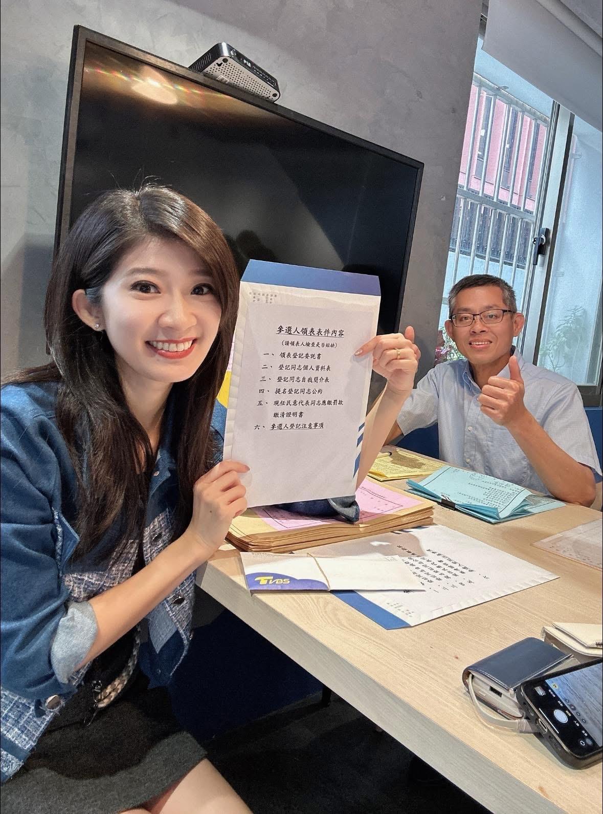 国民党前发言人、北京大学硕士李明旋今（23日）在脸书发文表示，今天，我领表了。这