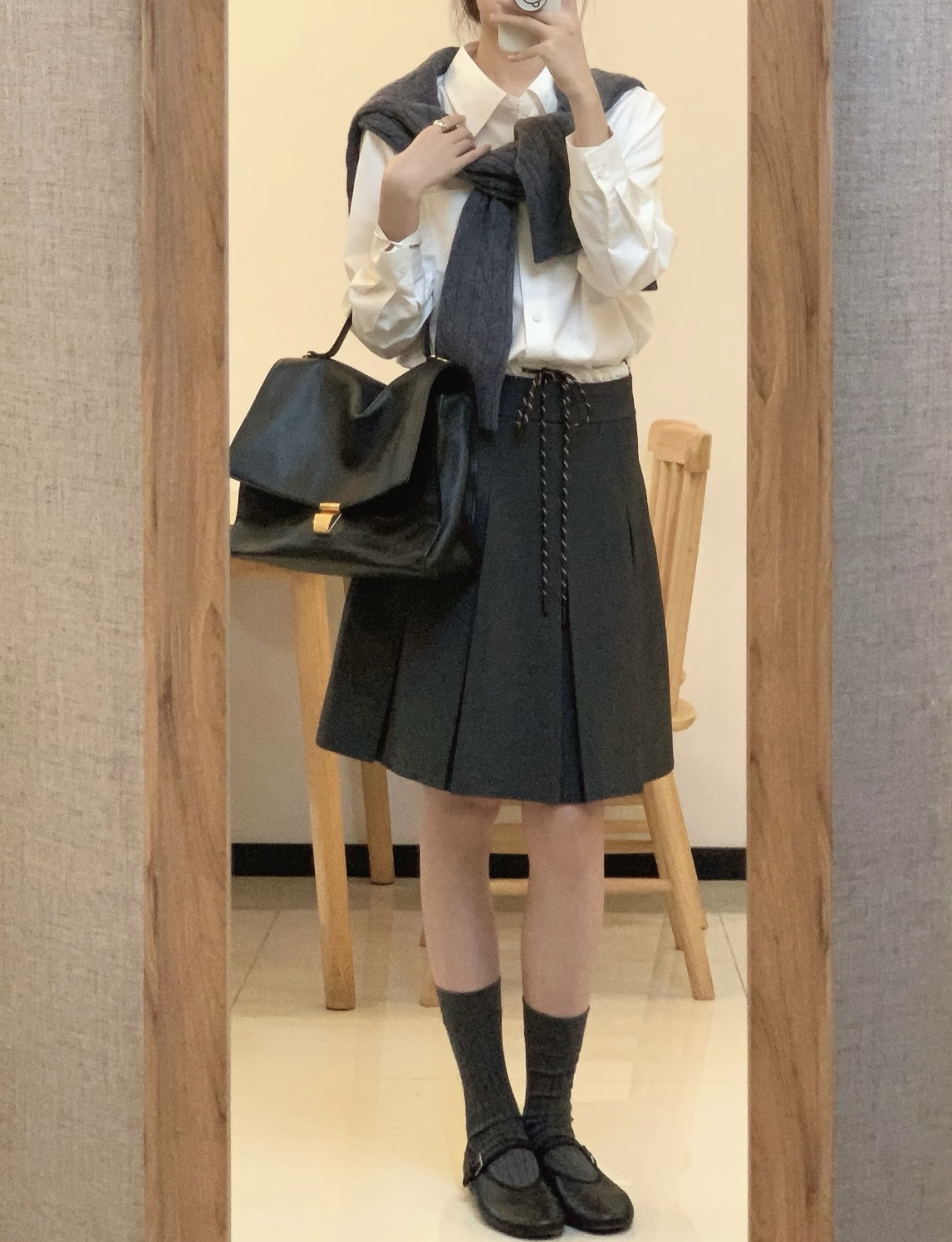 今年秋天就这么穿吧！学院风拉满，乖巧又减龄..经典的白色衬衫可以搭配一条灰色百褶裙，这里的百褶是从胯