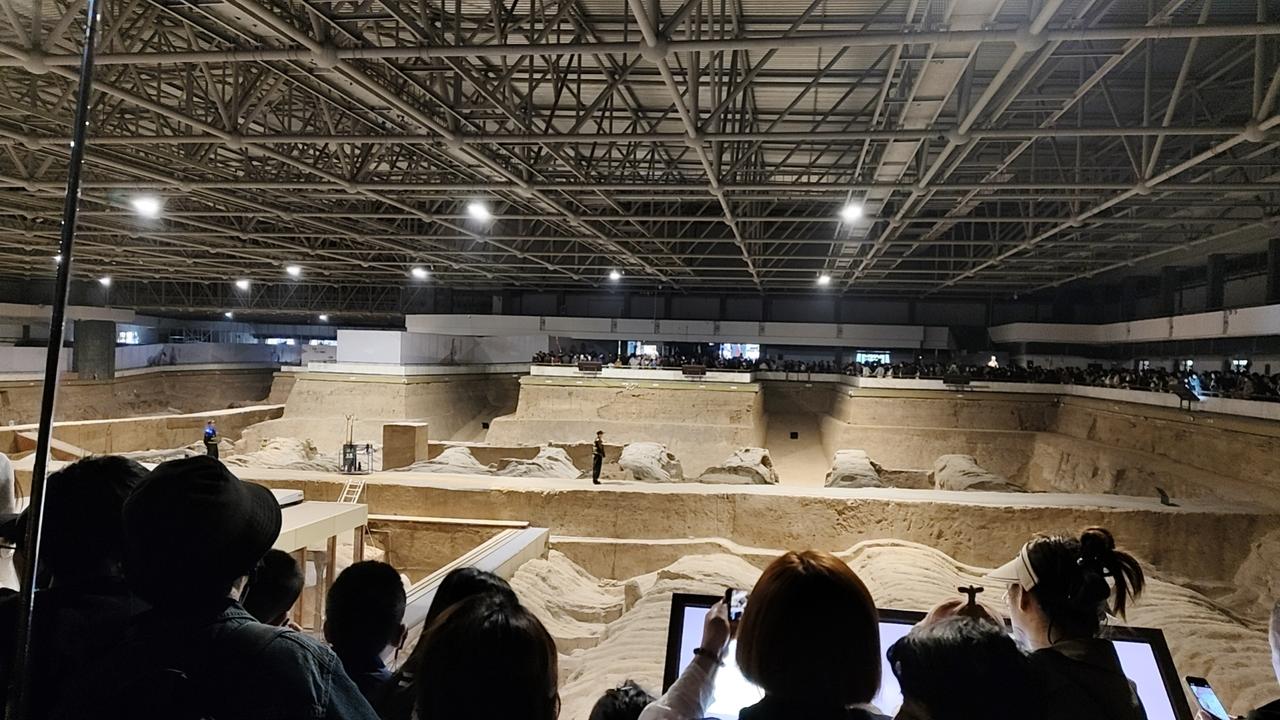 清明节的兵马俑真的是人挤人，请了导游都听不清说什么。真的是必看景点。