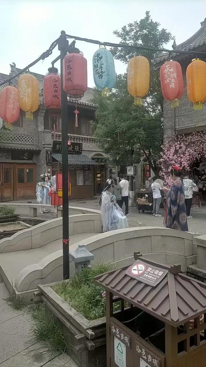只上一周，我已成功说服两位同事，打消了买银行股的想法。劝说过程很简单，因为几年