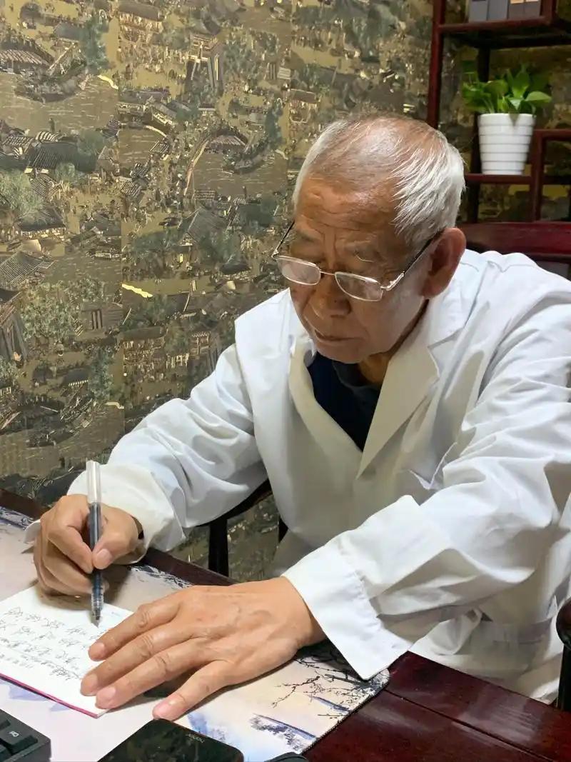一位老中医说得很实在：“你跑再多步，吃再贵的补品，不如少生点气。”这句话听起