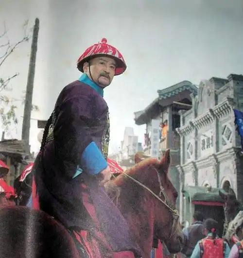 1861年9月14日左右，手握重兵的钦差大臣胜保在北京与奕訢会面，奕訢以“八大臣