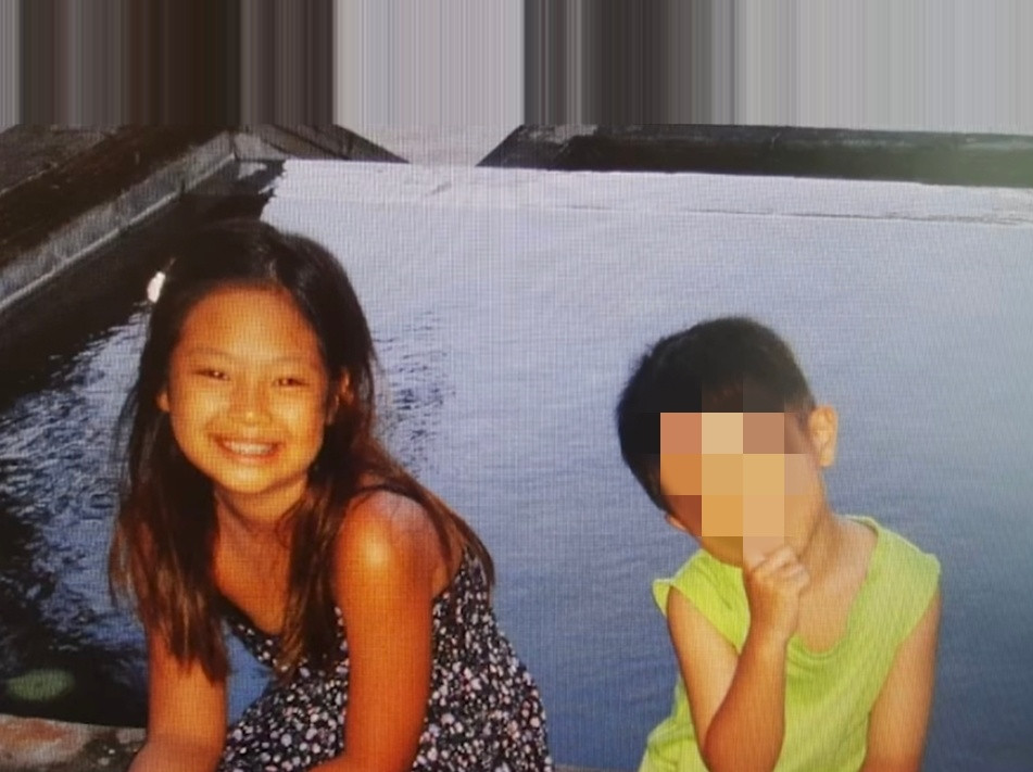 SongJaHo在油管分享了小妮21年前在巴厘岛游玩的照片以及背后的故事。那时候