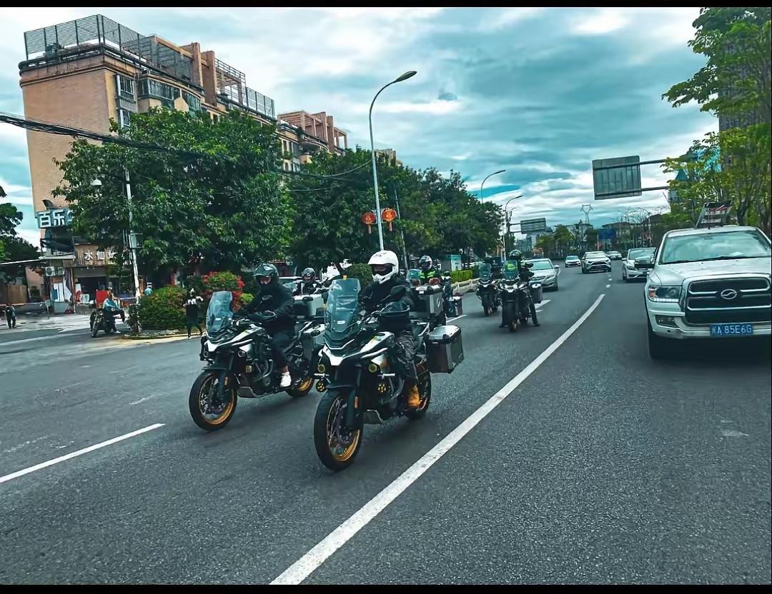 有多少男生已经是一辆摩托车一辆汽车的标配了？🚗双车持有：道路上的“上帝视角”