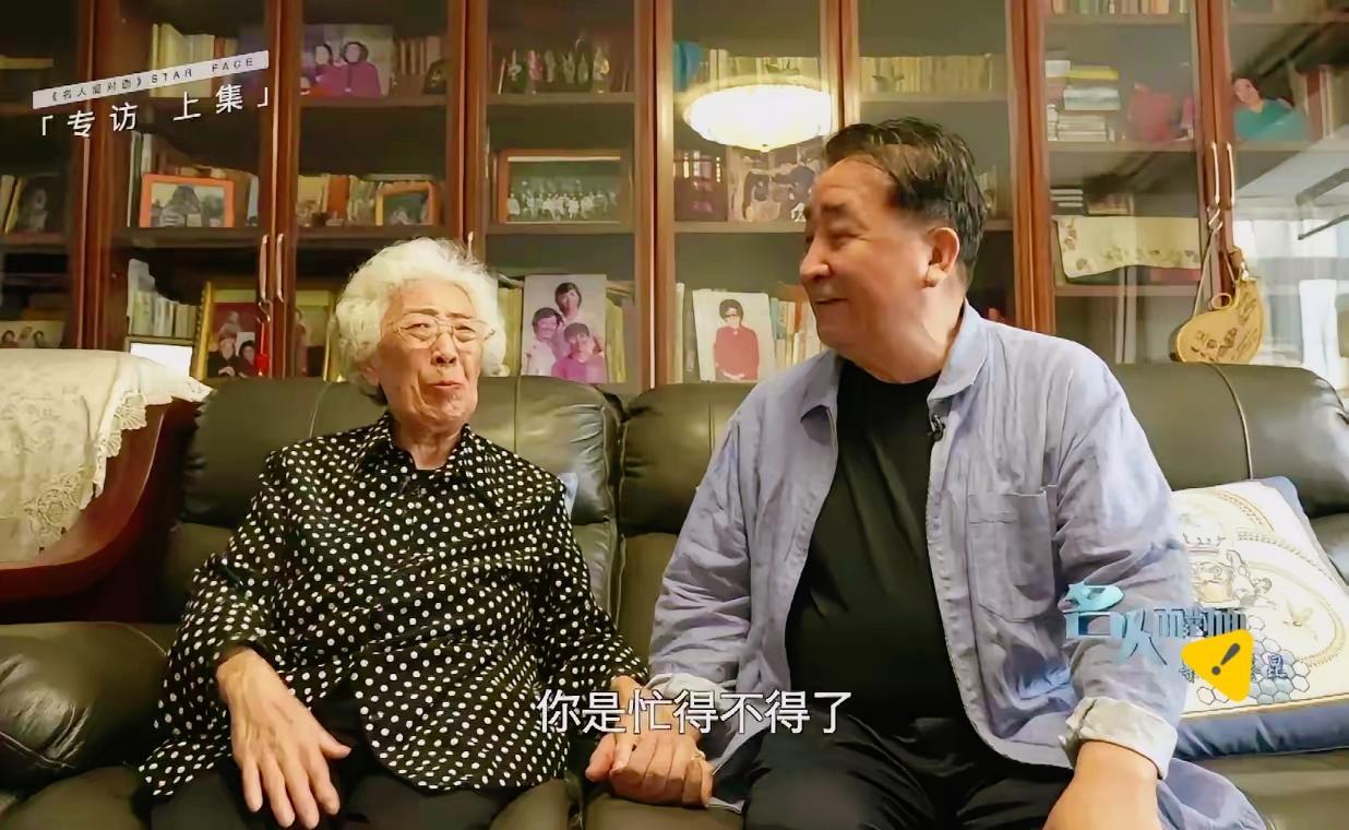 洋装穿在身，薪是中国薪，这波操作真的越品越讽刺！姜昆老师在加州豪宅唱《我和