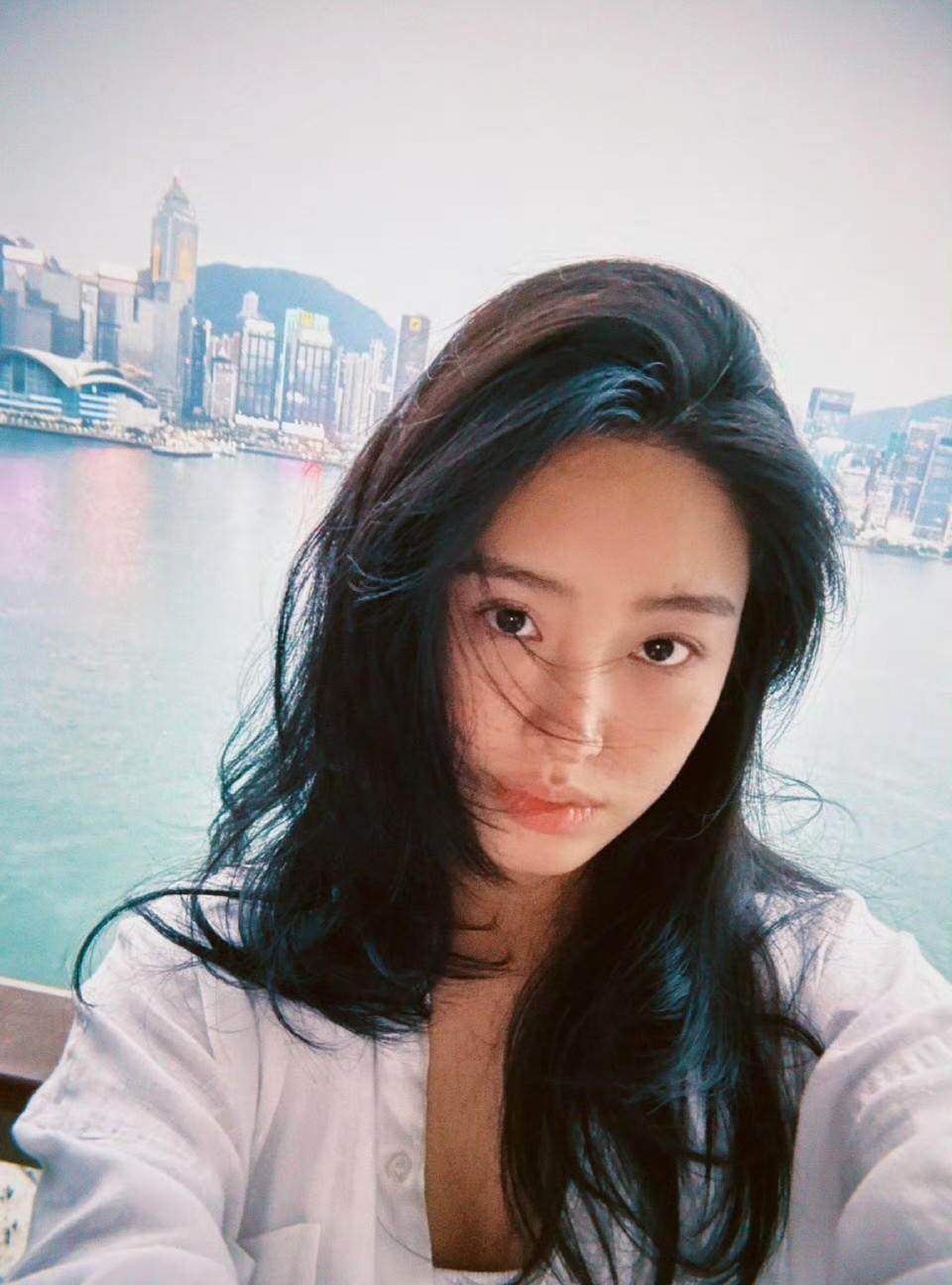 越来越搞不懂杨采钰以前陈金飞都大方承认了现在这个年轻有为的青年才俊她怎么就不