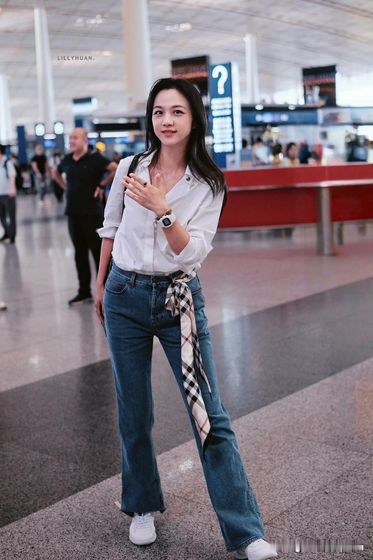 汤唯这身白衬衫配牛仔裤好看的啊！简简单单的搭配在她身上怎么就那么好看！整个人