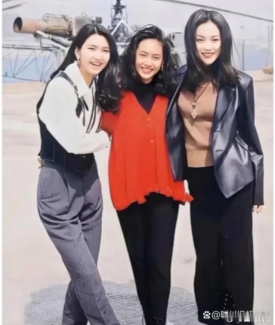 谁能想到三十多年前的王菲，长发温婉气质绝佳，清纯灵动，颜值格外惊艳。