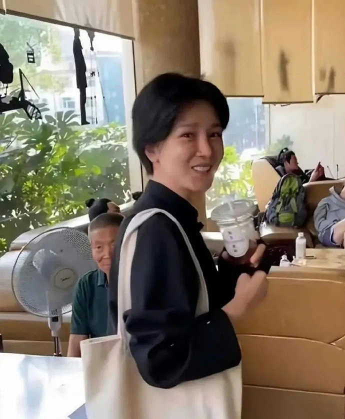 陈小纭素颜出门被偶遇，要不出门还是画个淡妆吧​​​