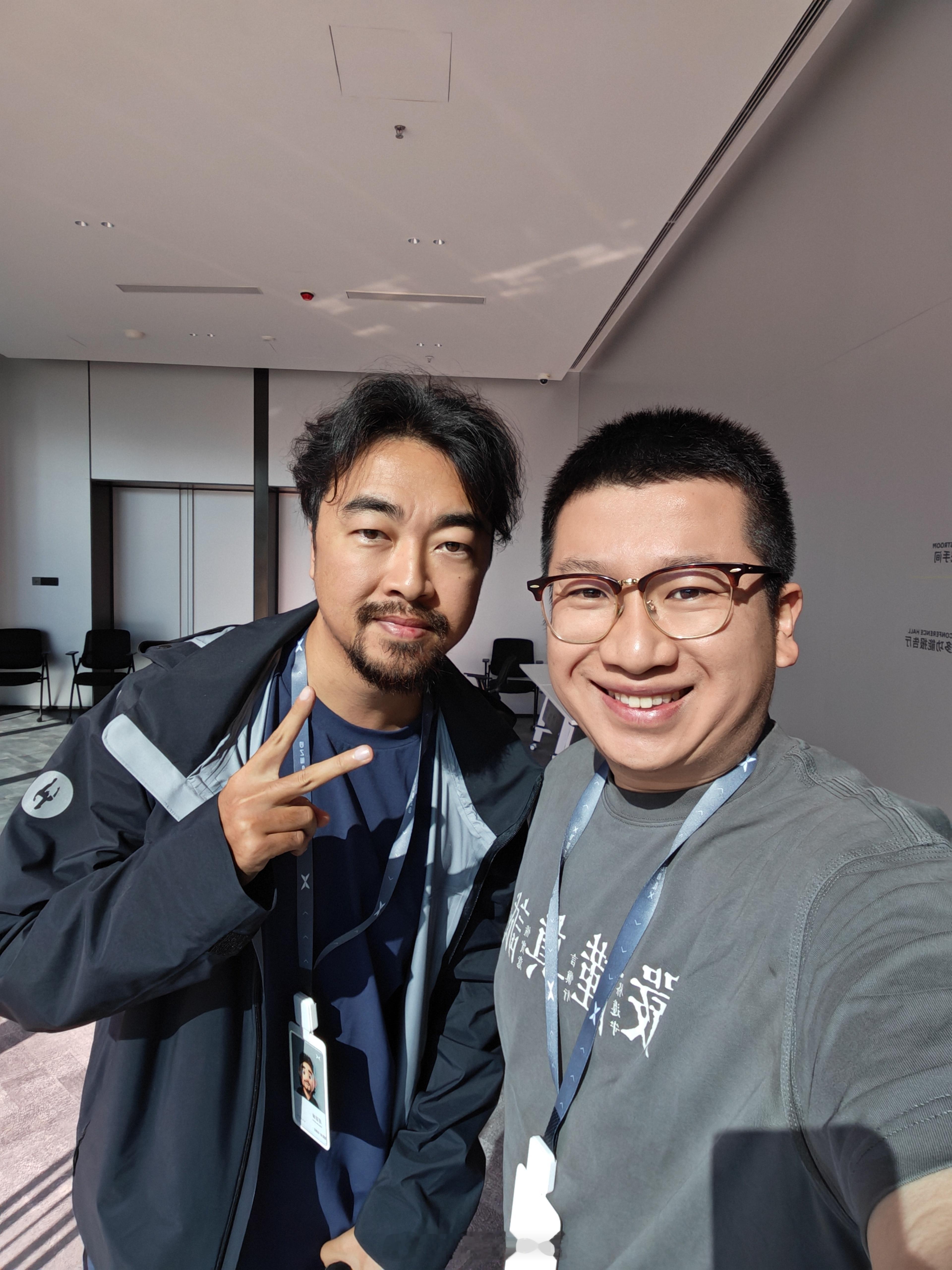 终于见到峰哥本人好精神，原来真人一点都不潦草，风格气派太强，爱了[爱心][爱心]