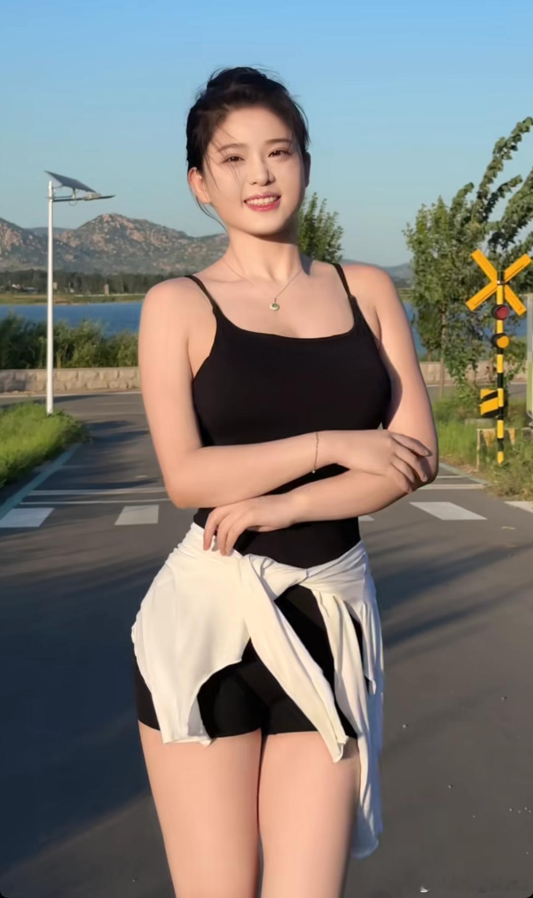 洋洋高锐·小鸟在飞◎晨曦……风徐徐山色黛色清一路……归故乡只盼……彩云飞◎昔日…