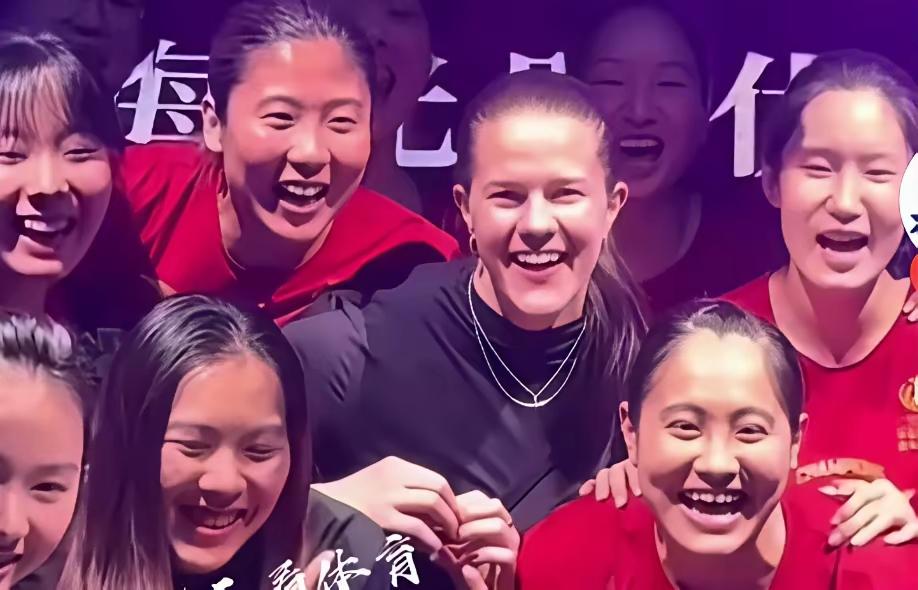 天津女排是糯米粑粑没咬上，空留几口牙齿印！上海女排在几个漫长的赛季中痛定思痛后