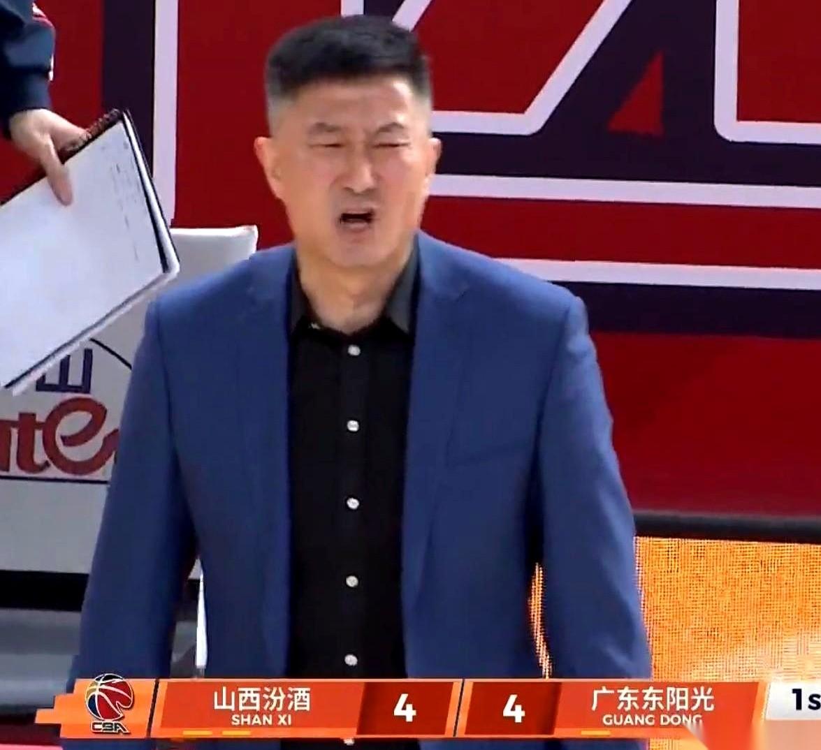 我跟你说，今晚这球，看到徐杰被三个人追着满场跑的时候，我直接好家伙。一个一米七