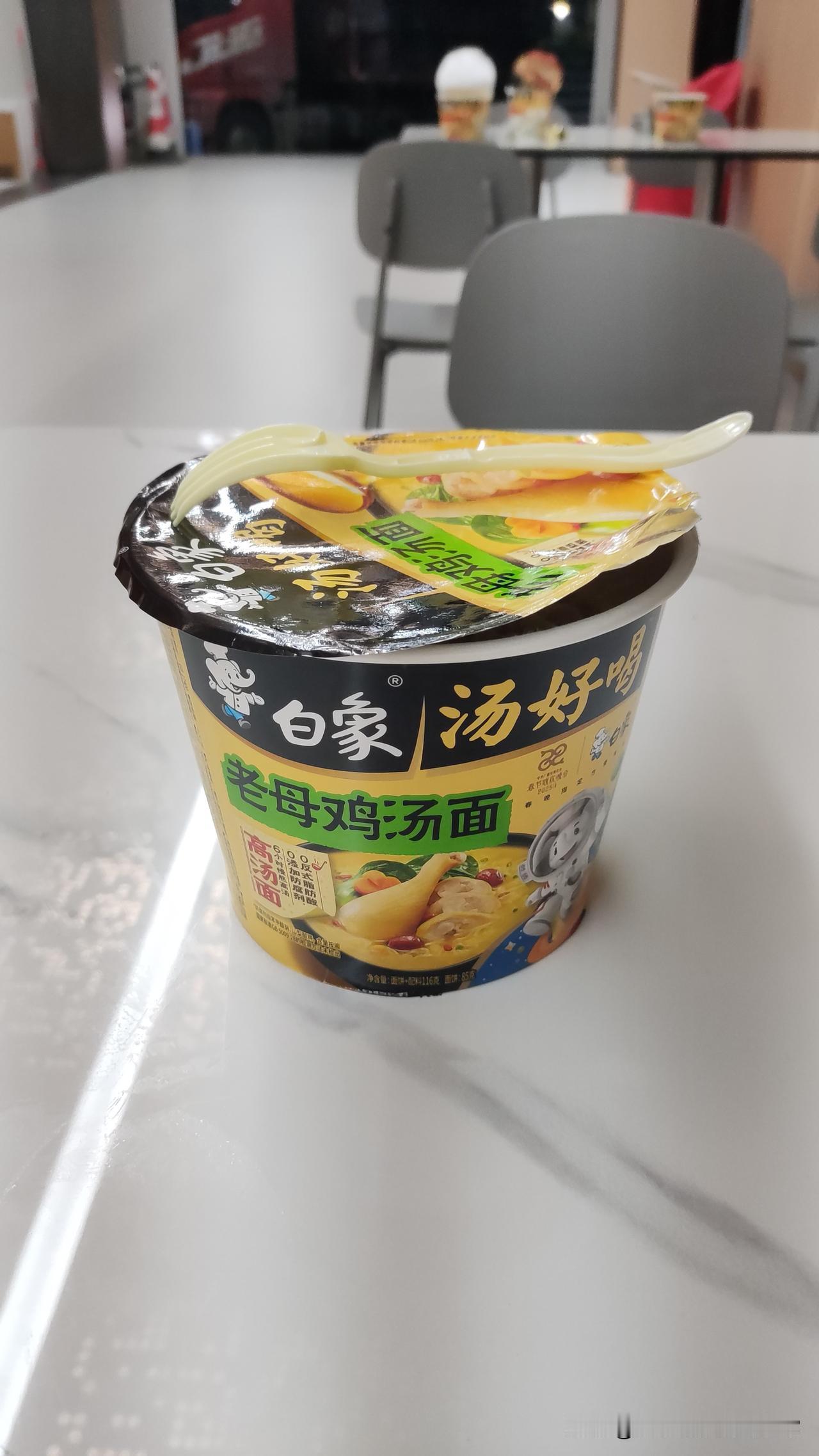 深夜服务区遇鬼城，还好有白象泡面救命！在广东那个“摆烂”服务区，便利店关门