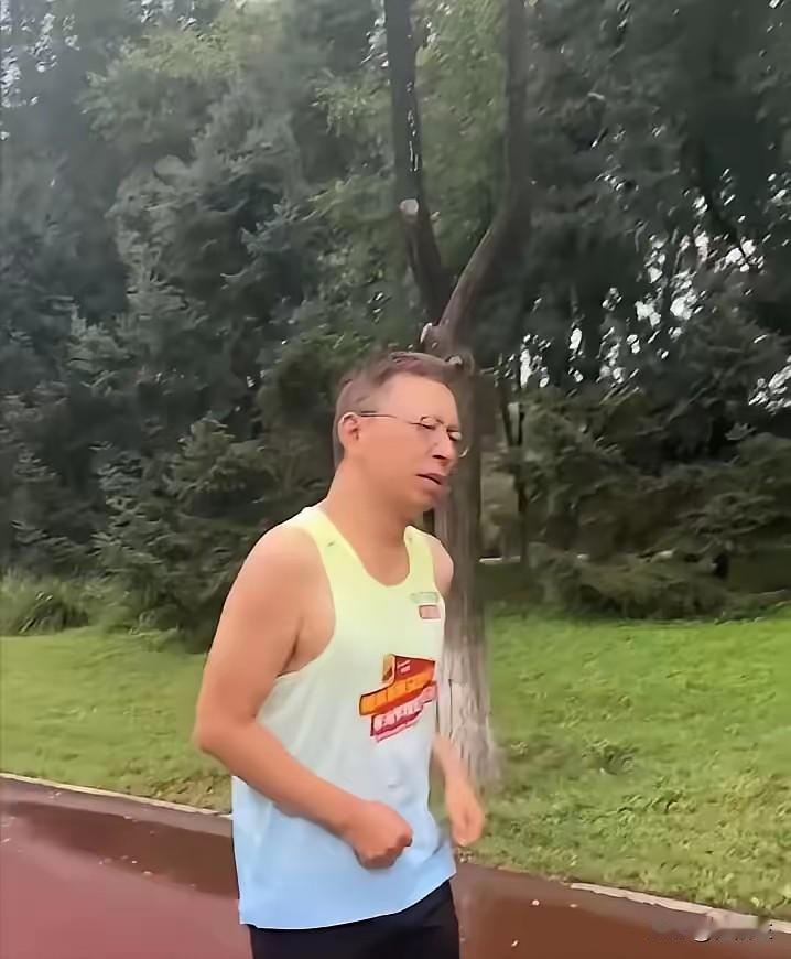 很多人说张朝阳这是摆烂跑，60岁的男人，松弛，拉垮。我倒觉得这是健康跑，6
