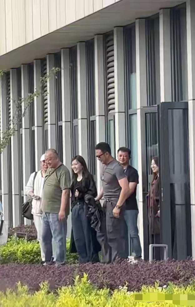 胡军的身板在娱乐圈也是数一数二的了，果然法拉利老了也还是法拉利。胡军今年57