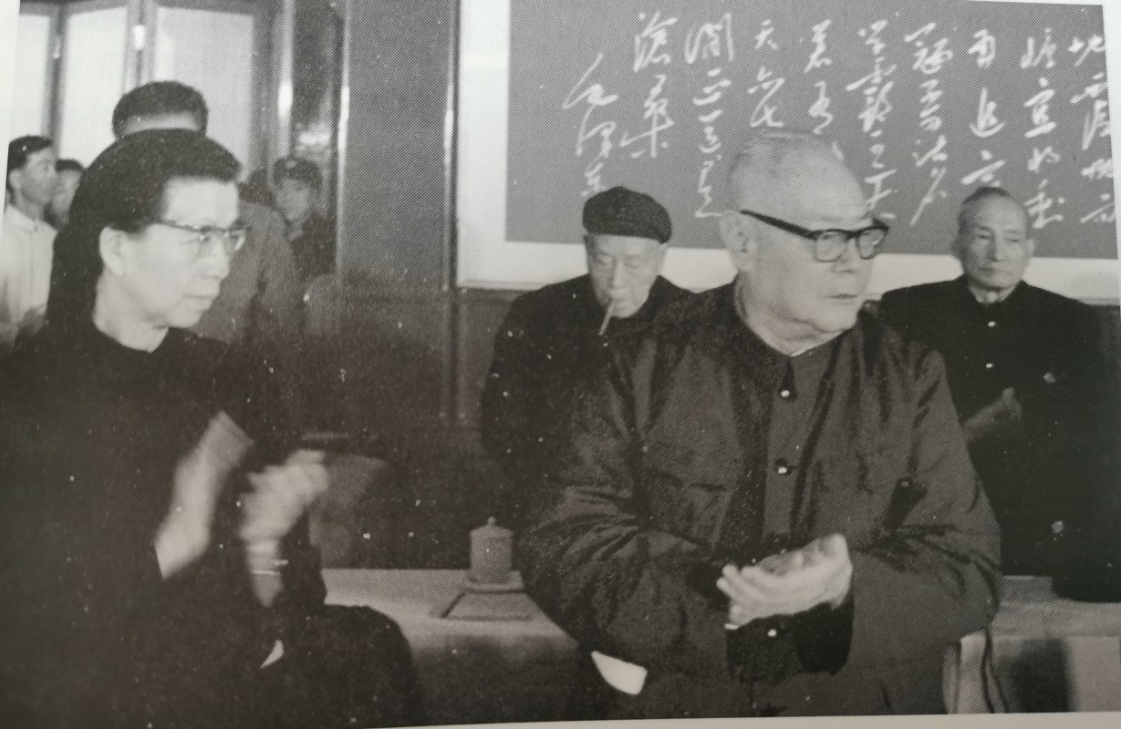 1966年的一次会议上，有人阴阳怪气地问总政治部主任怎么没来？他躲到哪里去了？她