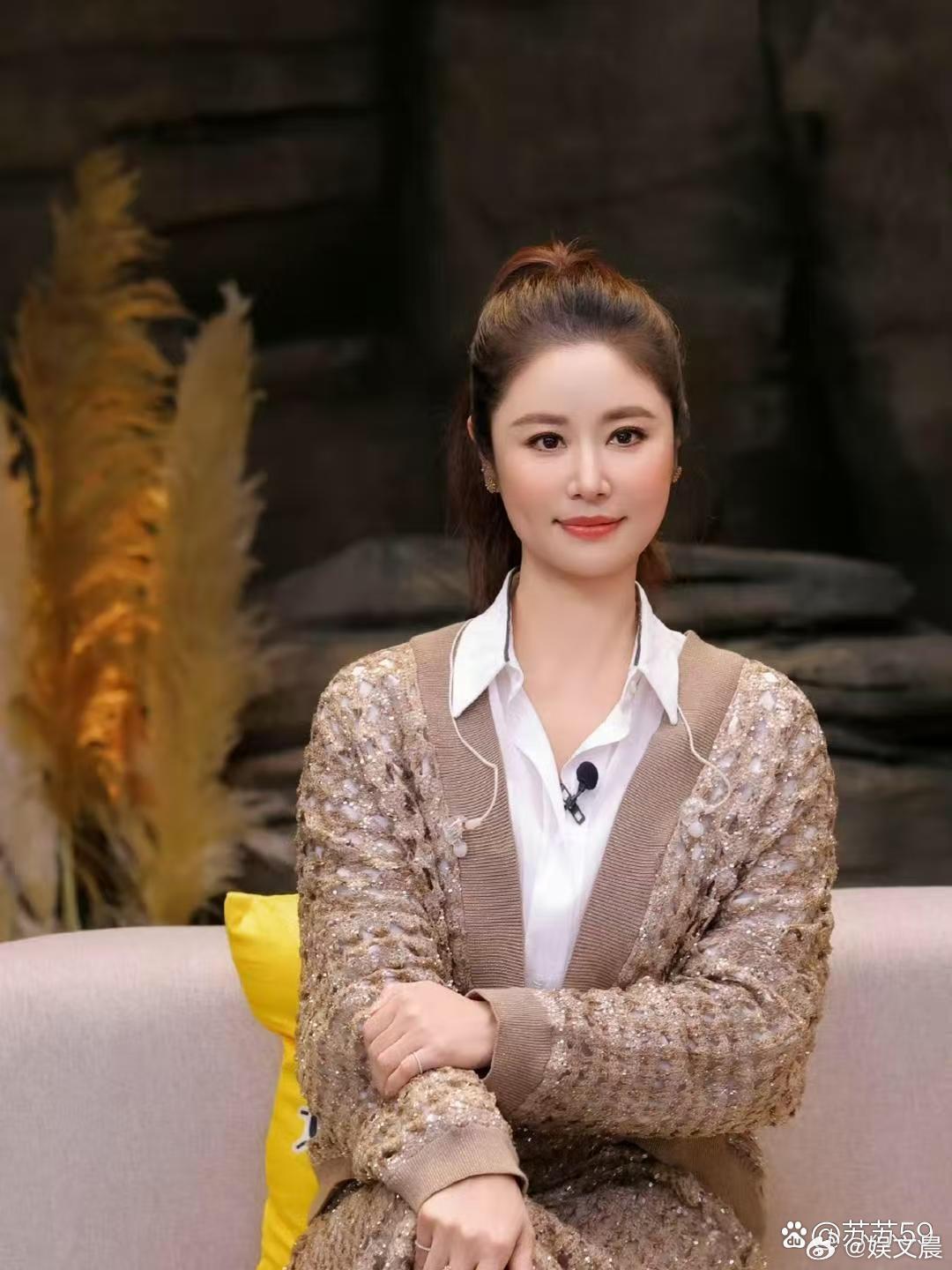 林心如录制《再见爱人5》，近50岁状态惊艳，肌肤细腻无明显皱纹，保养功底太绝。