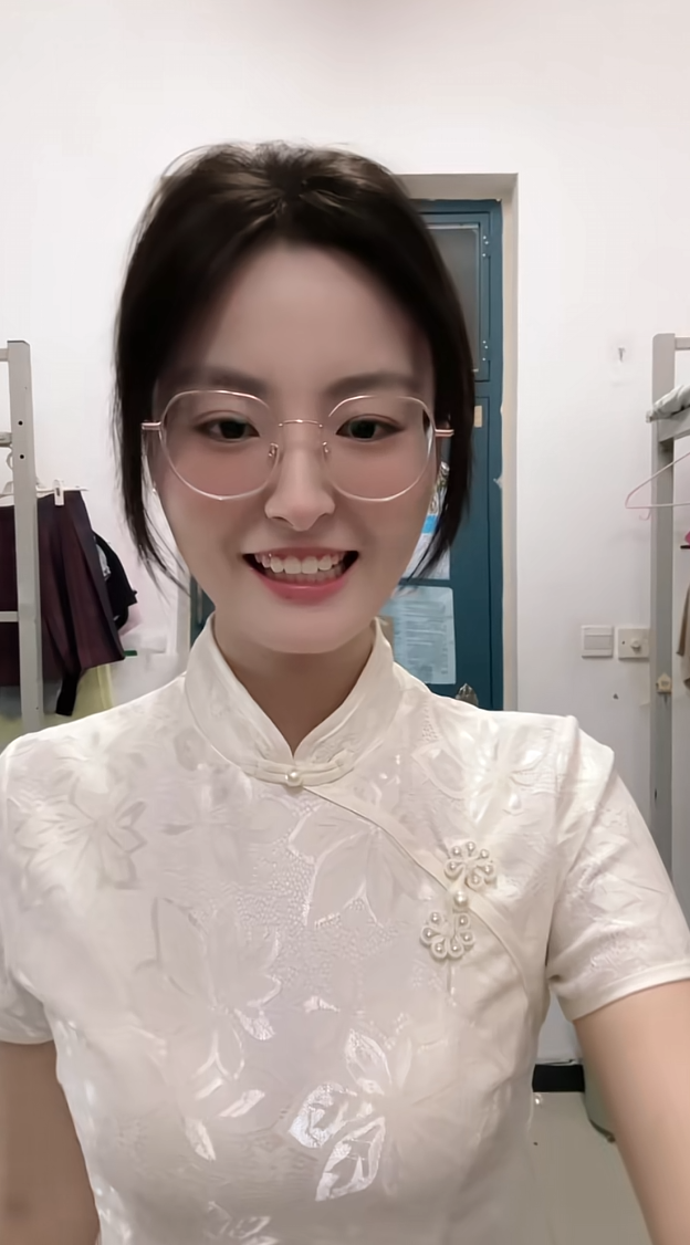 今天新买了个旗袍猜猜多少钱