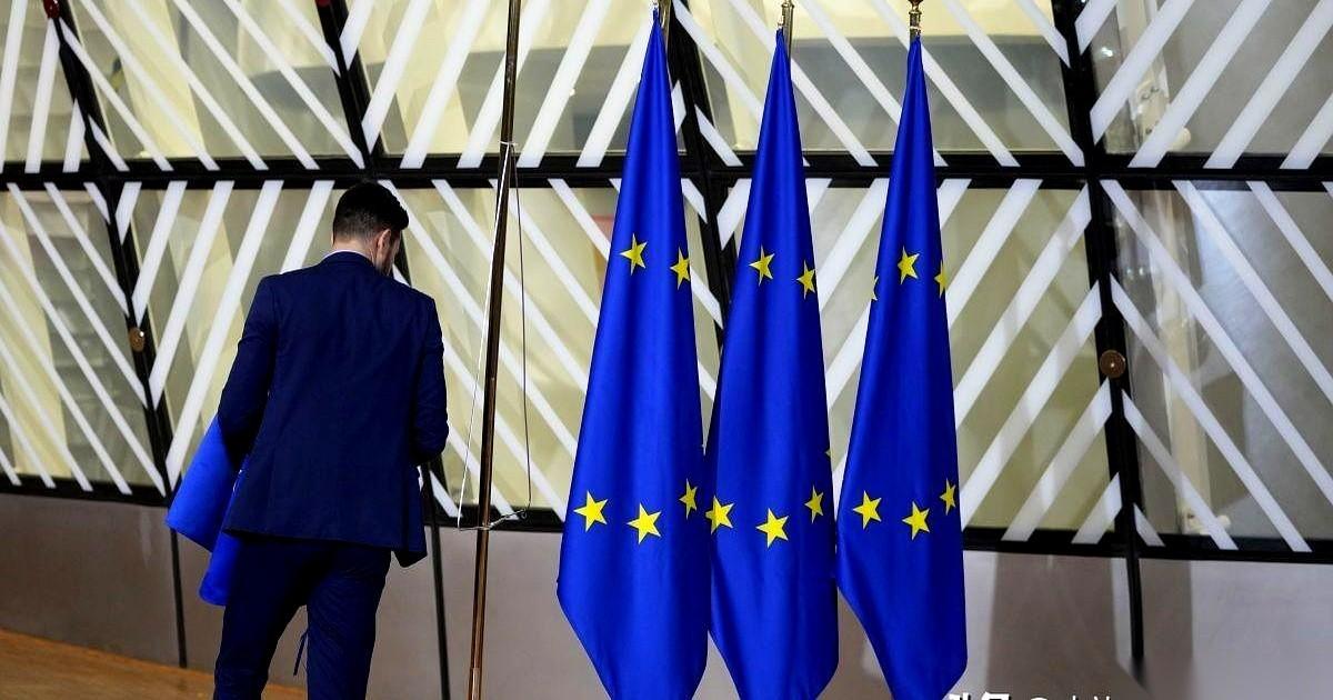 桌上放着两份截然不同的剧本。一份，是特朗普那边的，说白了就是劝你认栽。割地，裁