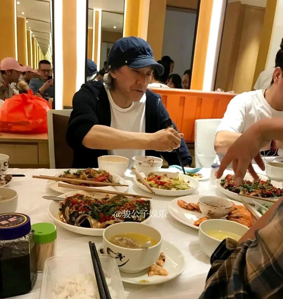 1400万。这是李修贤把周星驰“转手”卖掉的价格。时间是1990年。别扯什