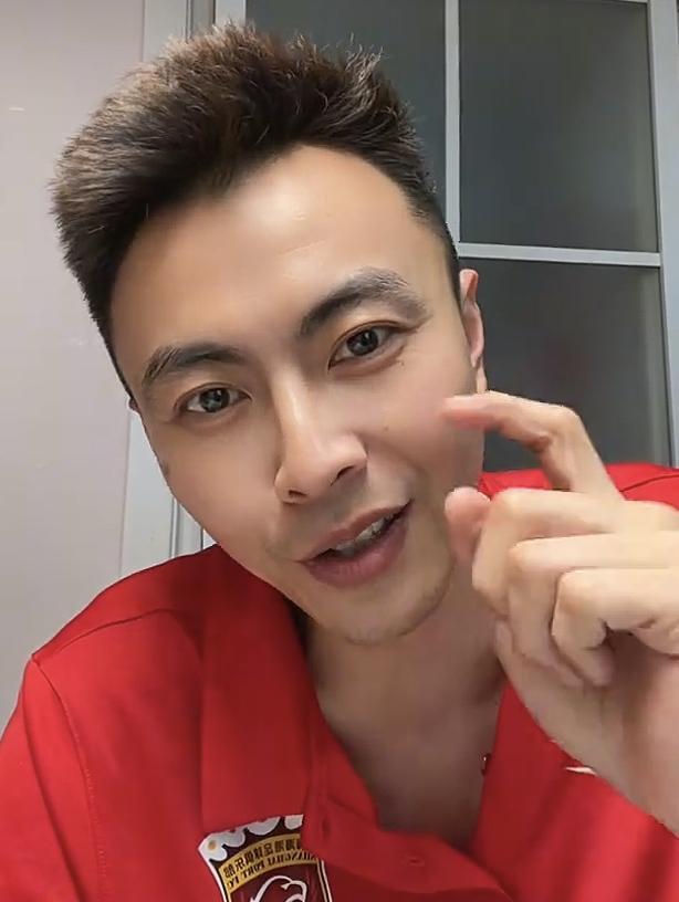 上海海港知名球迷邱少给上海申花球迷提一个建议，那就是下周不要去北京工体看球了。因
