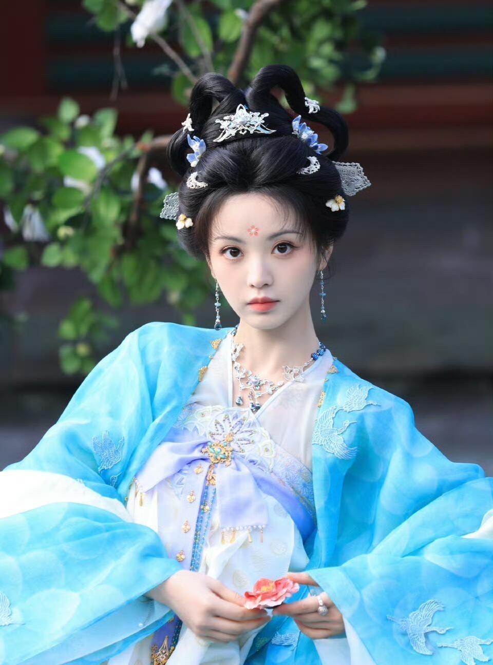 田曦薇一觉醒来都不淡定了什么cp热度，男女主红利她是真的一个都没有，合作白敬亭