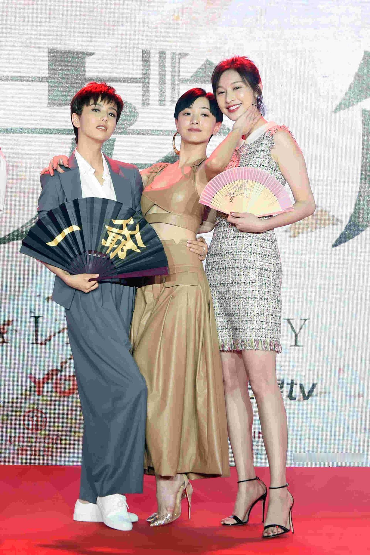 佟丽娅五官长得真好看，精致如她，可帅可美。都说儿子随娘，要是朵朵长得像她也是帅哥