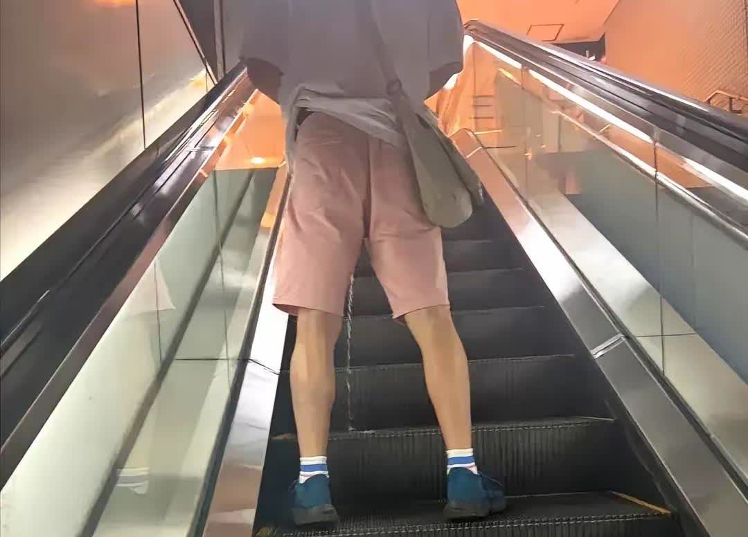 离谱得很公共场合乱撒尿！高铁站上行电梯上，一名衣冠楚楚的男子突然