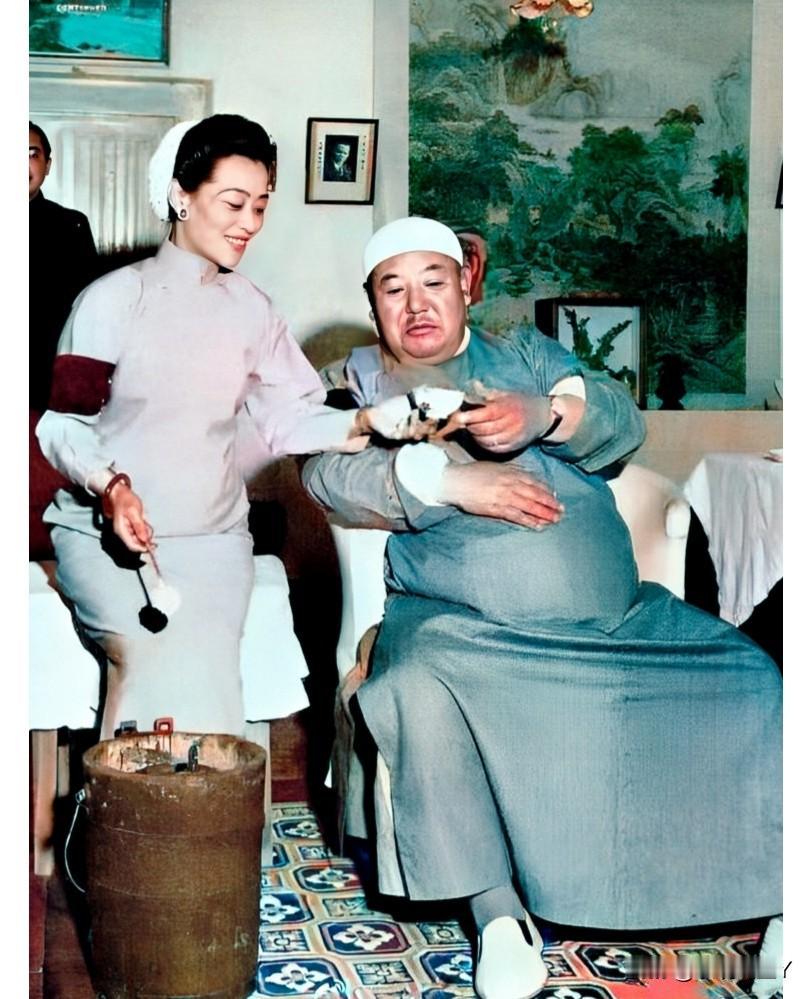 这是马鸿逵在美国洛杉矶别墅内用餐时的一张老照片，拍摄于1956年。这绝非演员所饰