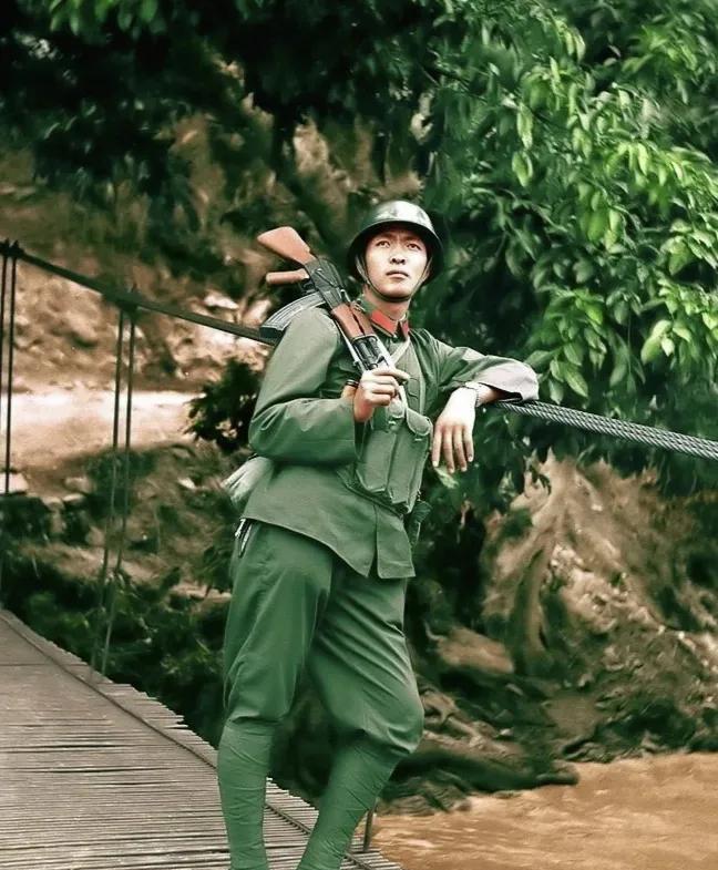 这张照片拍摄于1984年，照片中是当年的老山主攻排排长、一等功臣任津平，在即将奔