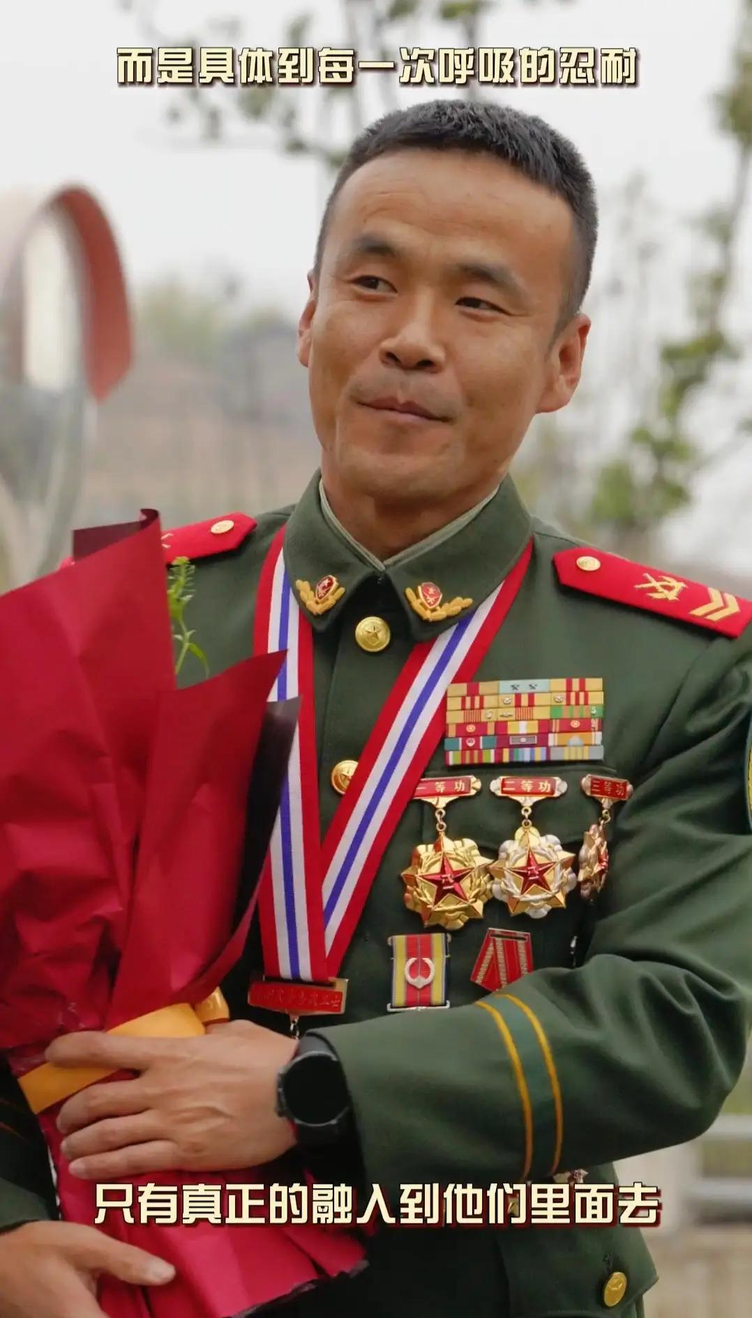 武警部队能到四期的已经是凤毛麟角了，这位老班长在14年的军旅生涯中，竟然能够有6