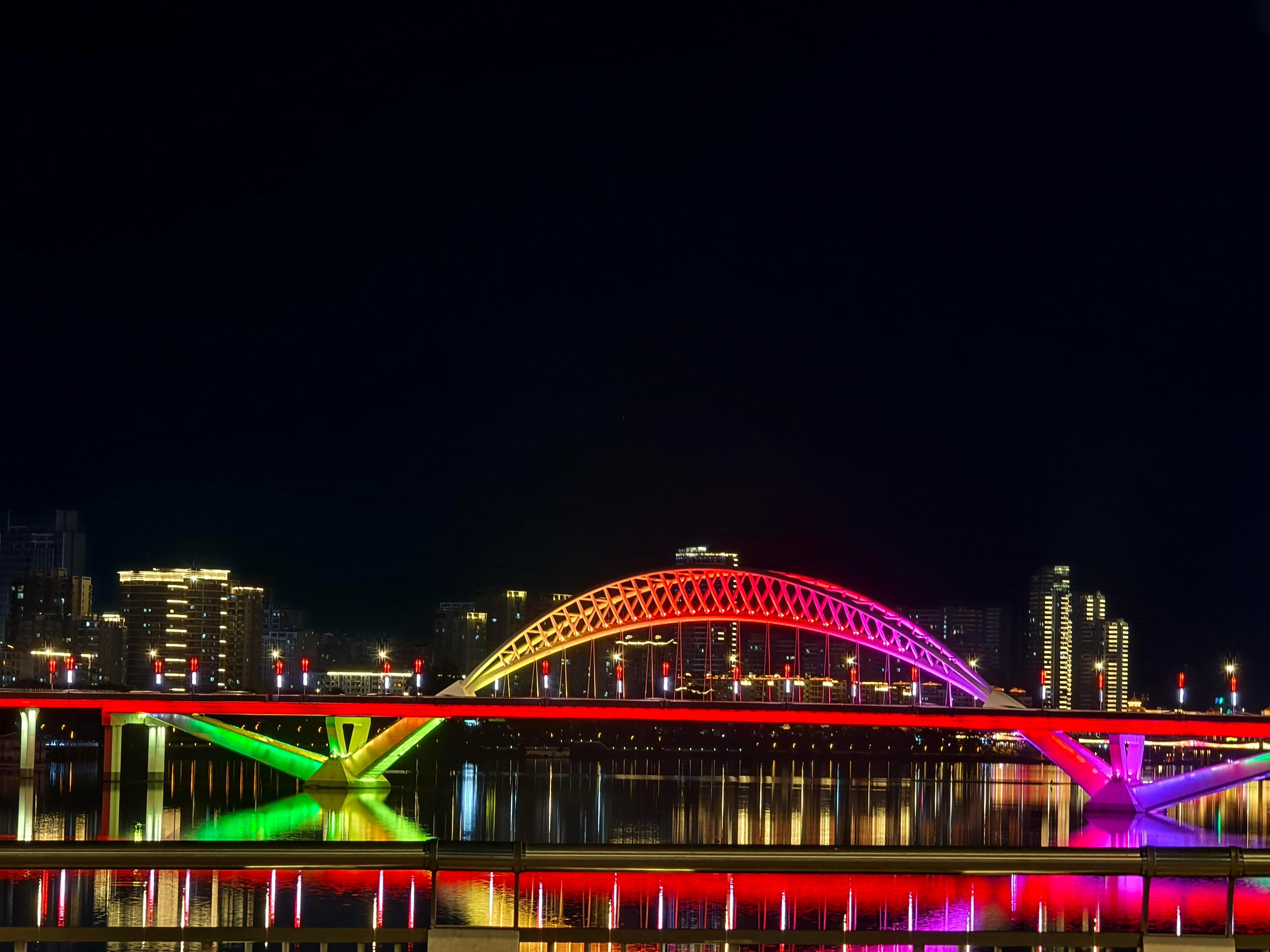 桥上看到夜景真的很美，咔嚓咔嚓拍​​​