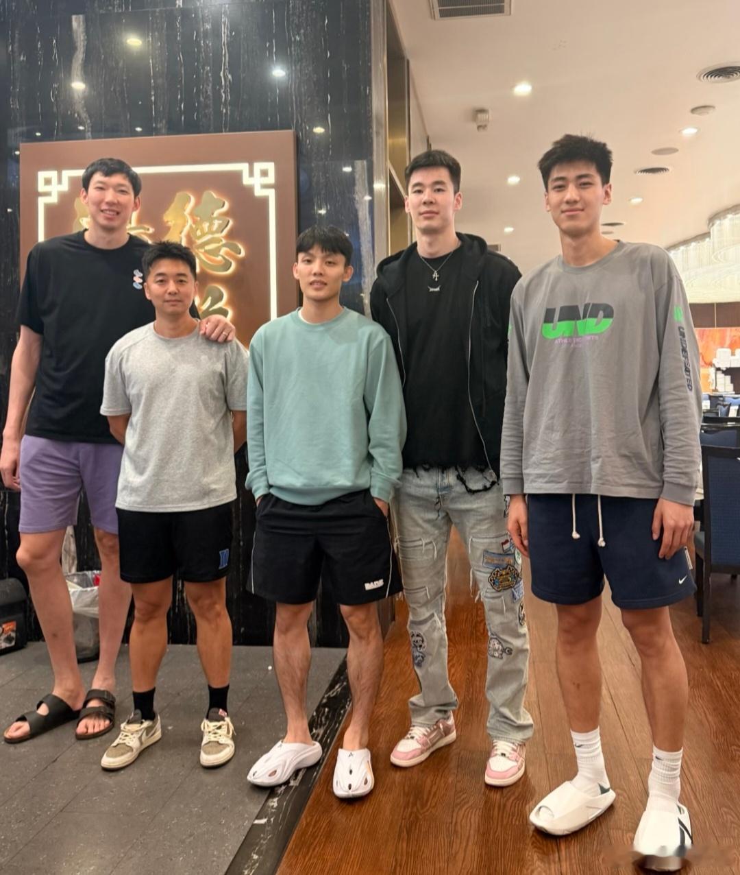 正在洛杉矶特训的徐杰，和周琦、郭昊文、刘金雨一起在当地中餐厅小聚