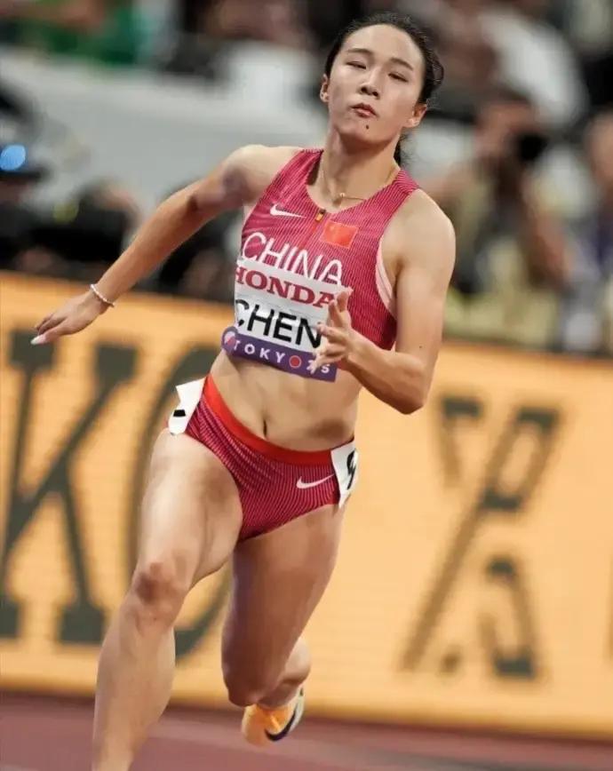 17岁，她跑进了国家队的更衣室。不是靠关系，是靠11秒32。这个成绩让她在