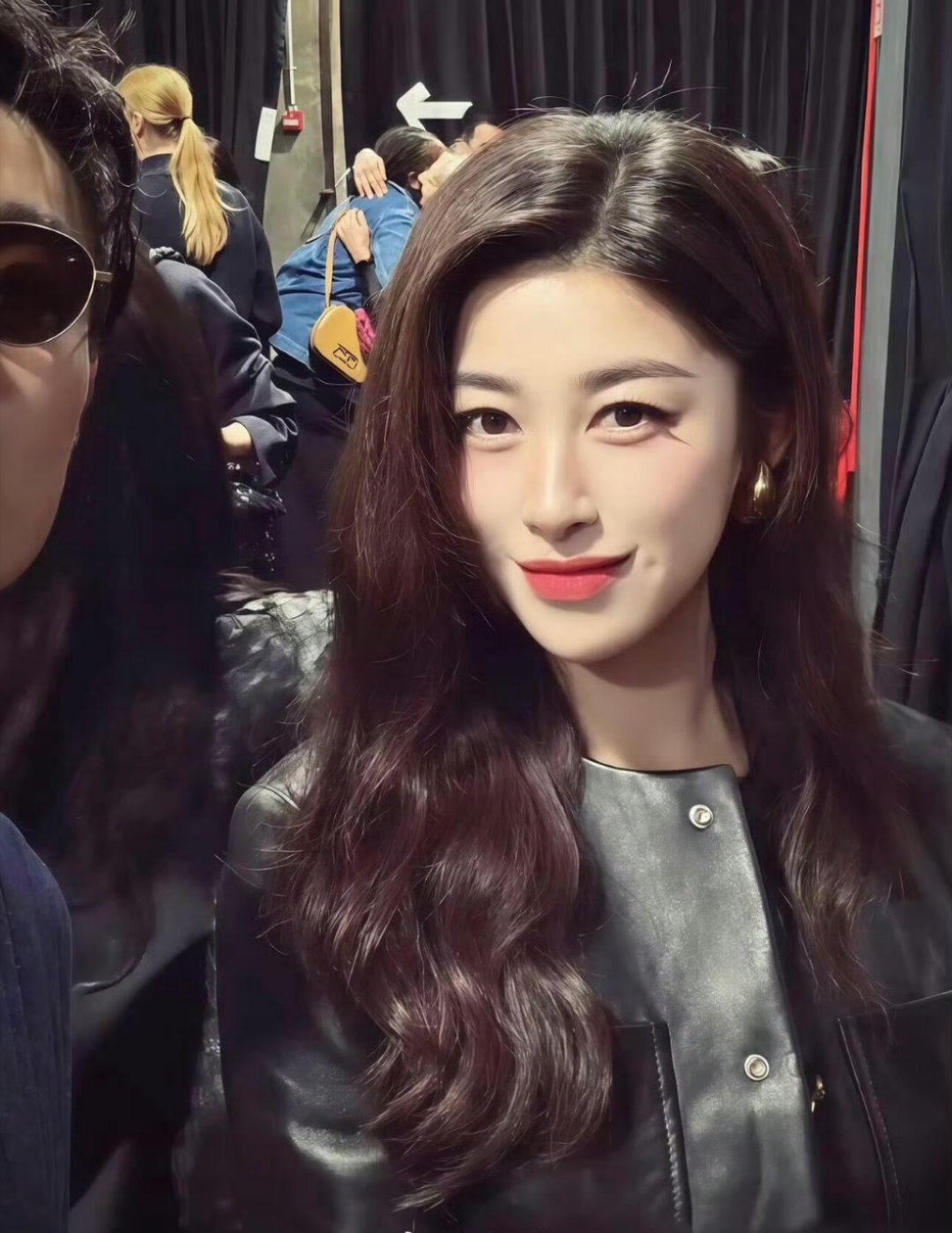 朱珠好权威的东方骨相朱珠身上有一种奇妙的矛盾感：明明五官轮廓带着古典的妩媚，气