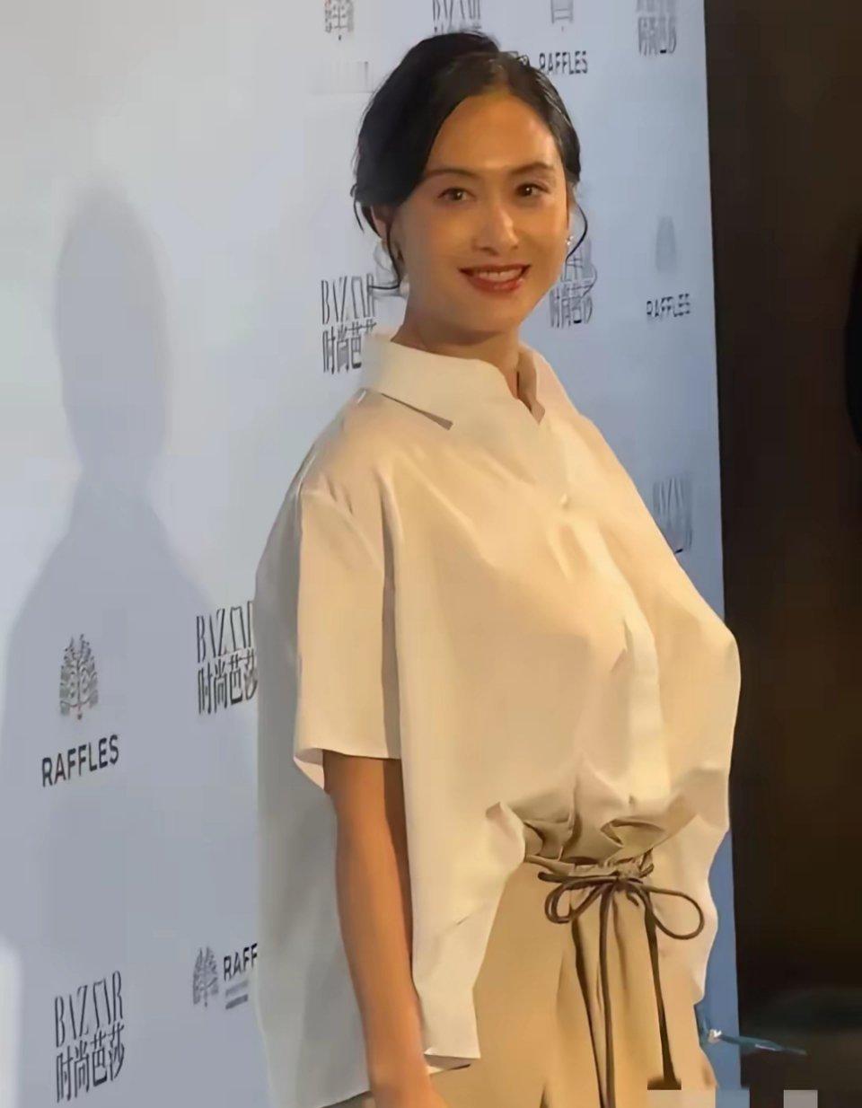 我勒个去，衣服都快不够了！以前怎么没发现呐？光顾着看朱茵的脸了！忘了她因为上身挺