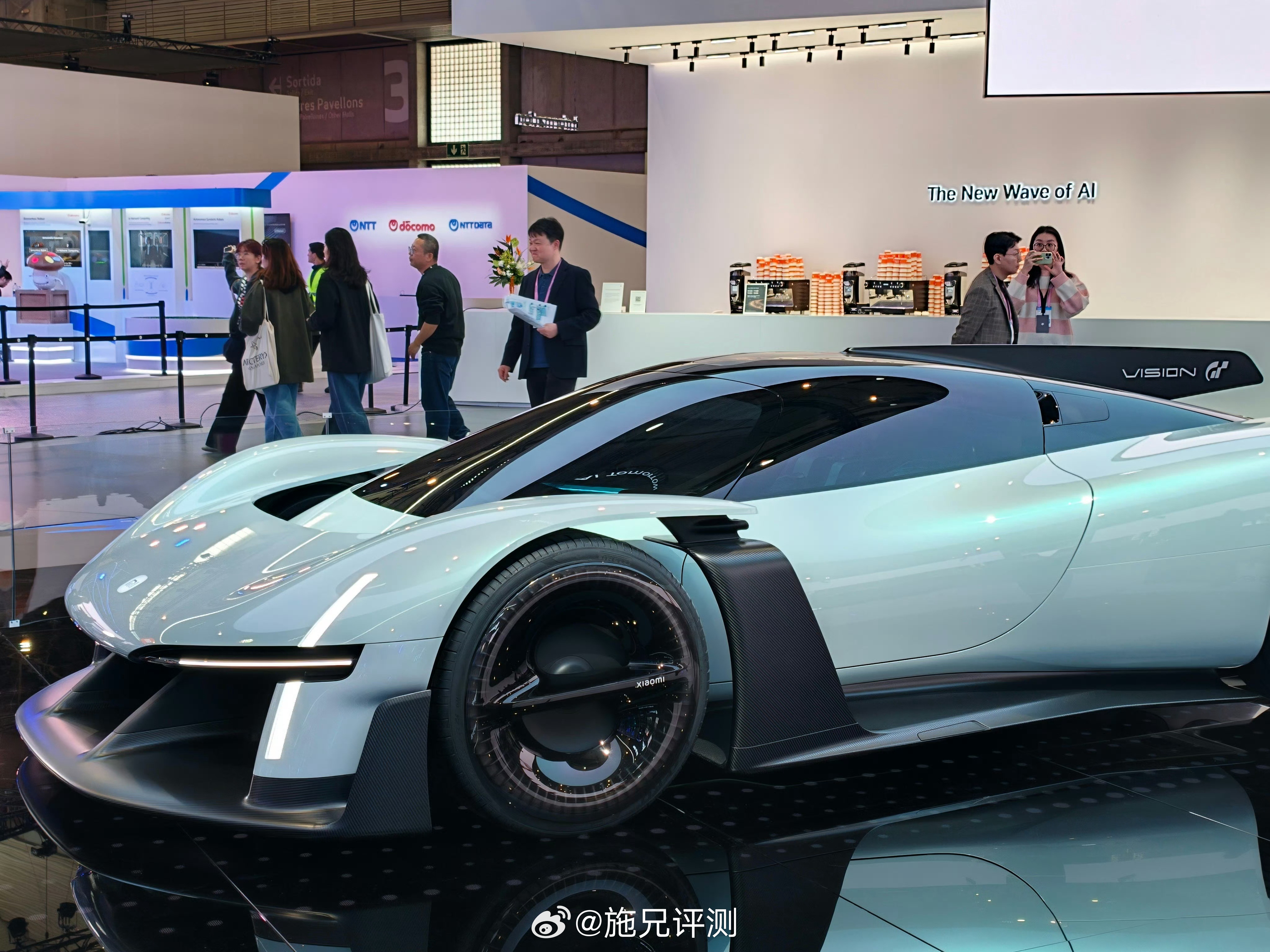 小米概念超跑，确实很帅，特别是尾部设计，夸张超前另类，可惜不会量产！