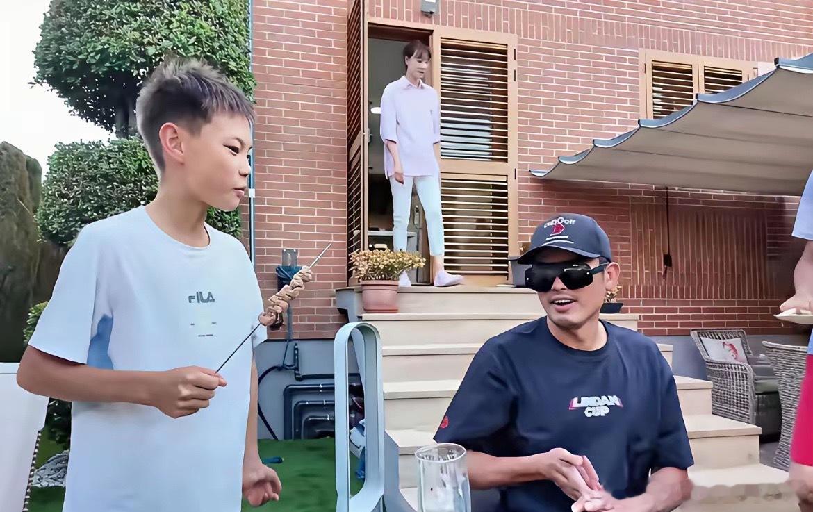 都是体育明星，邹市明看到林丹的生活想哭，林丹夫妇在西班牙旅居带娃，租了一座带院子
