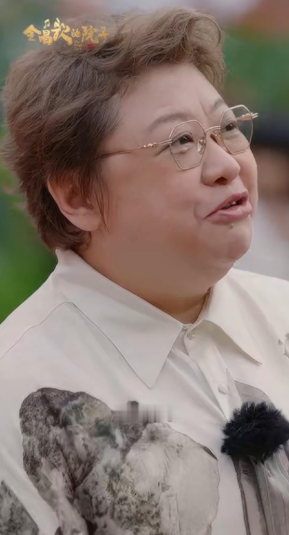韩红：我现在已经转偶像路线了韩红曾参加一档节目，被天台烧饼所俘获，吃得太快差