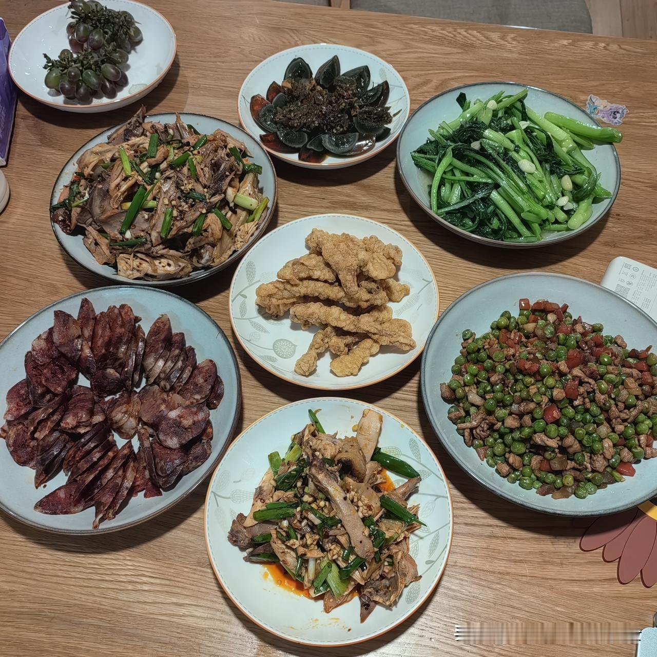 上午女婿说他晚上要回来吃饭，想着晚餐不能太马虎。马上把冰箱里的半只鸡拿出来解