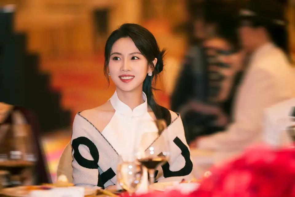 身姿曼妙，灵慧清丽巧笑倩兮，美目盼兮气质斐然，刚柔并济温婉大方，优雅贵气