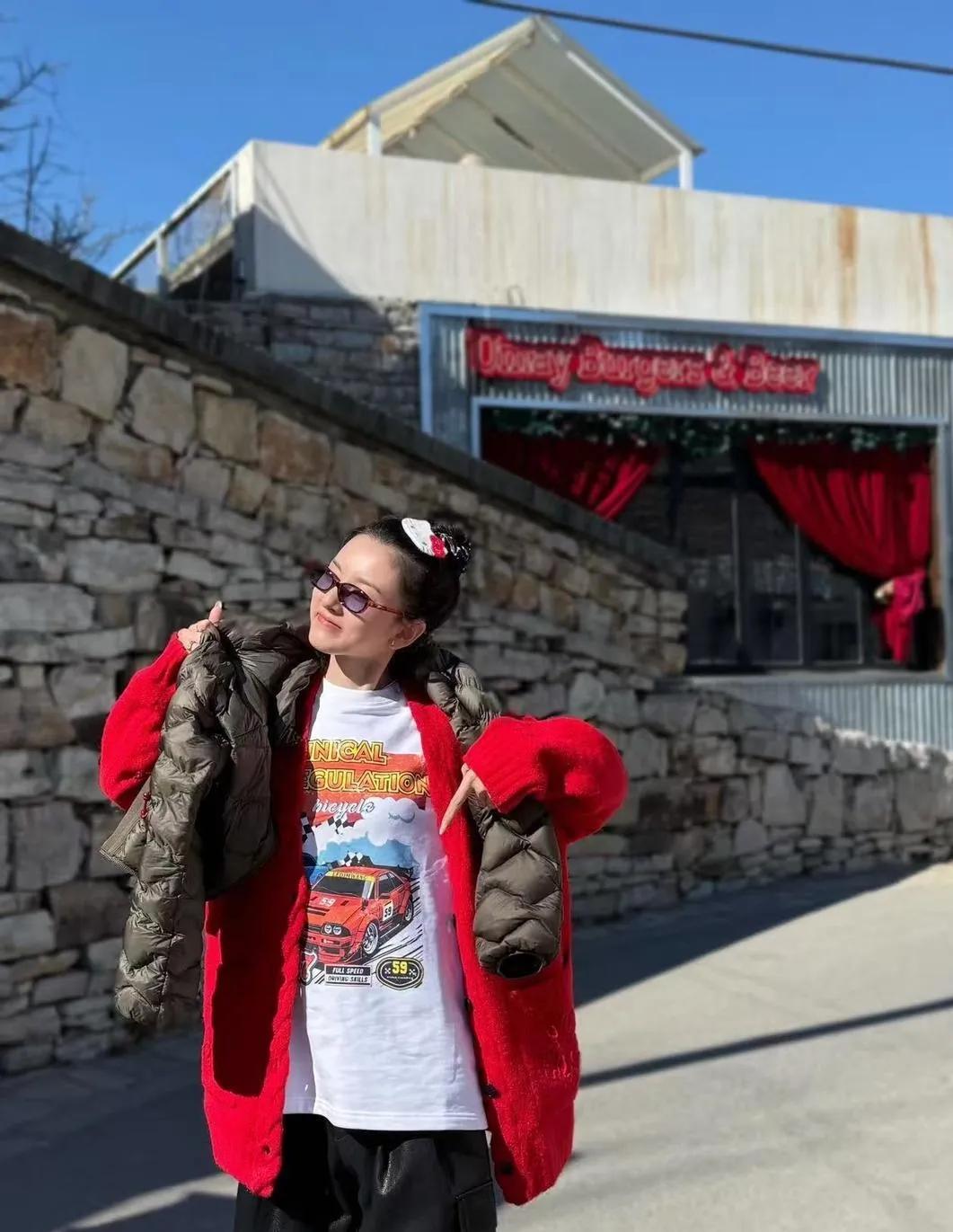 宋祖儿年味私服，红开衫叠穿超吸睛✨烤串遛弯两不误，松弛感拉满！宋祖儿红